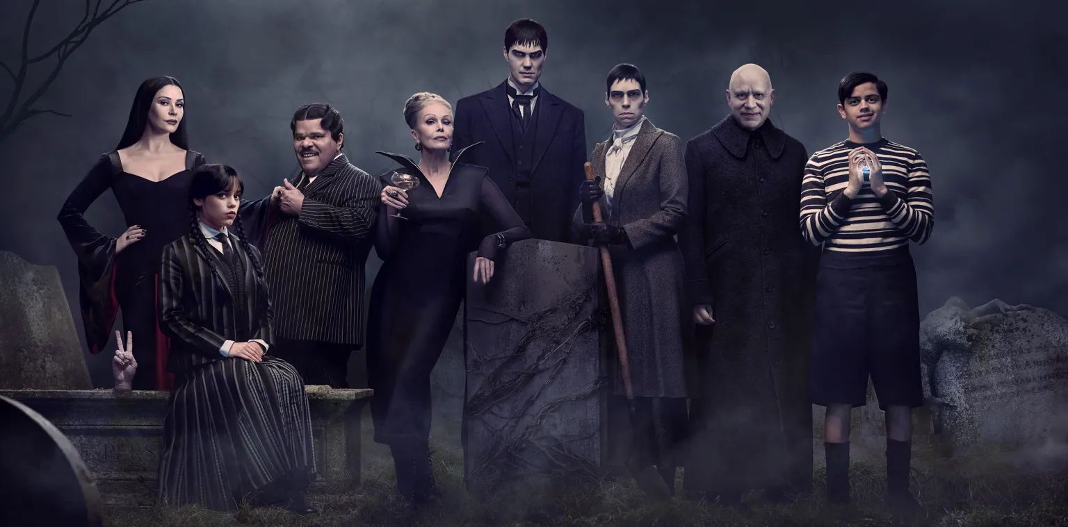 Voici un portrait de famille du clan Addams