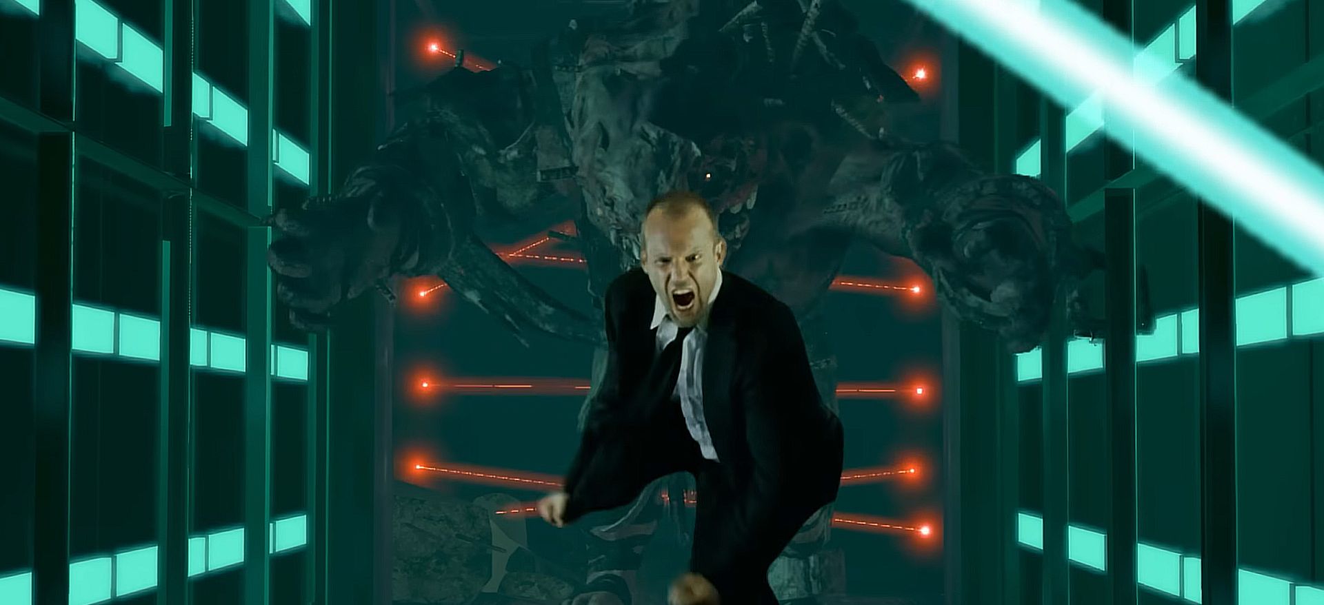 Regarde Jason Statham en train de visiter le site de l'association. Resident Evil 4