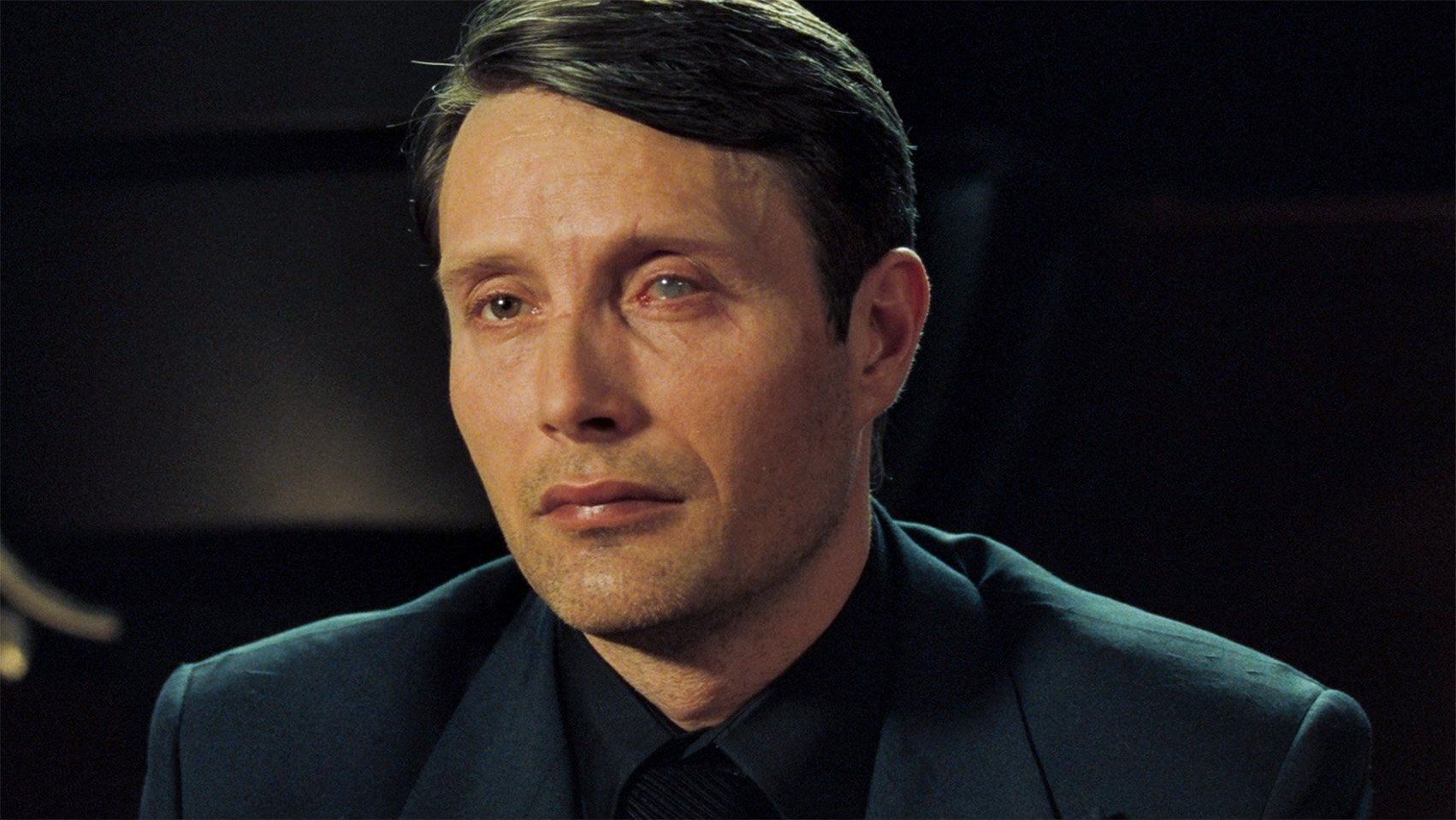 Le Chiffre, le méchant de James Bond interprété par Mads Mikkelsen, rejoint l'équipe de l'émission. Hitman: World of Assassination