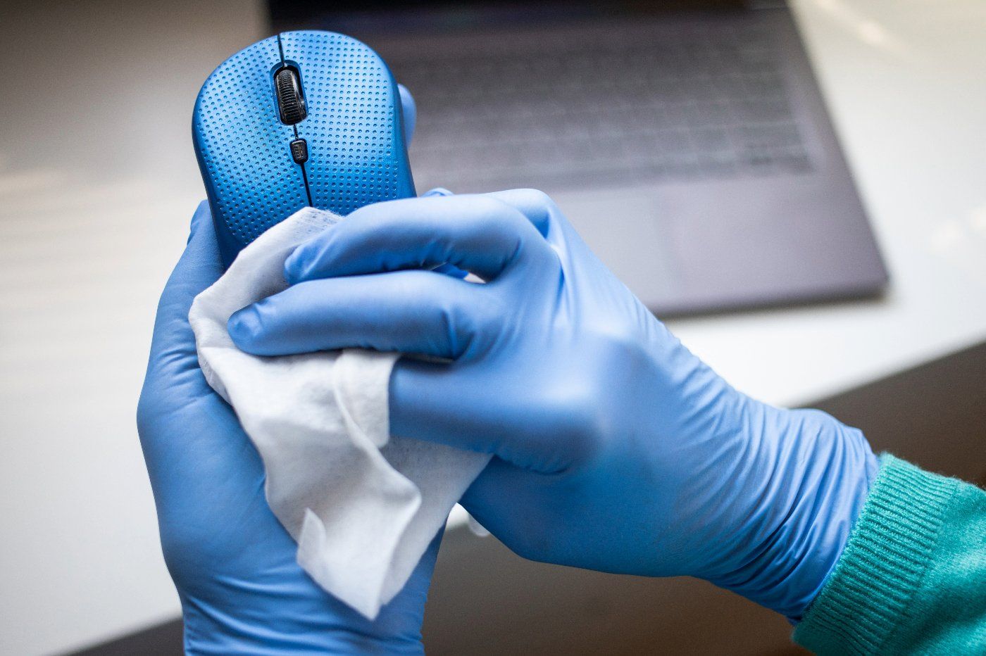 Comment nettoyer un produit en plastique devenu collant ?