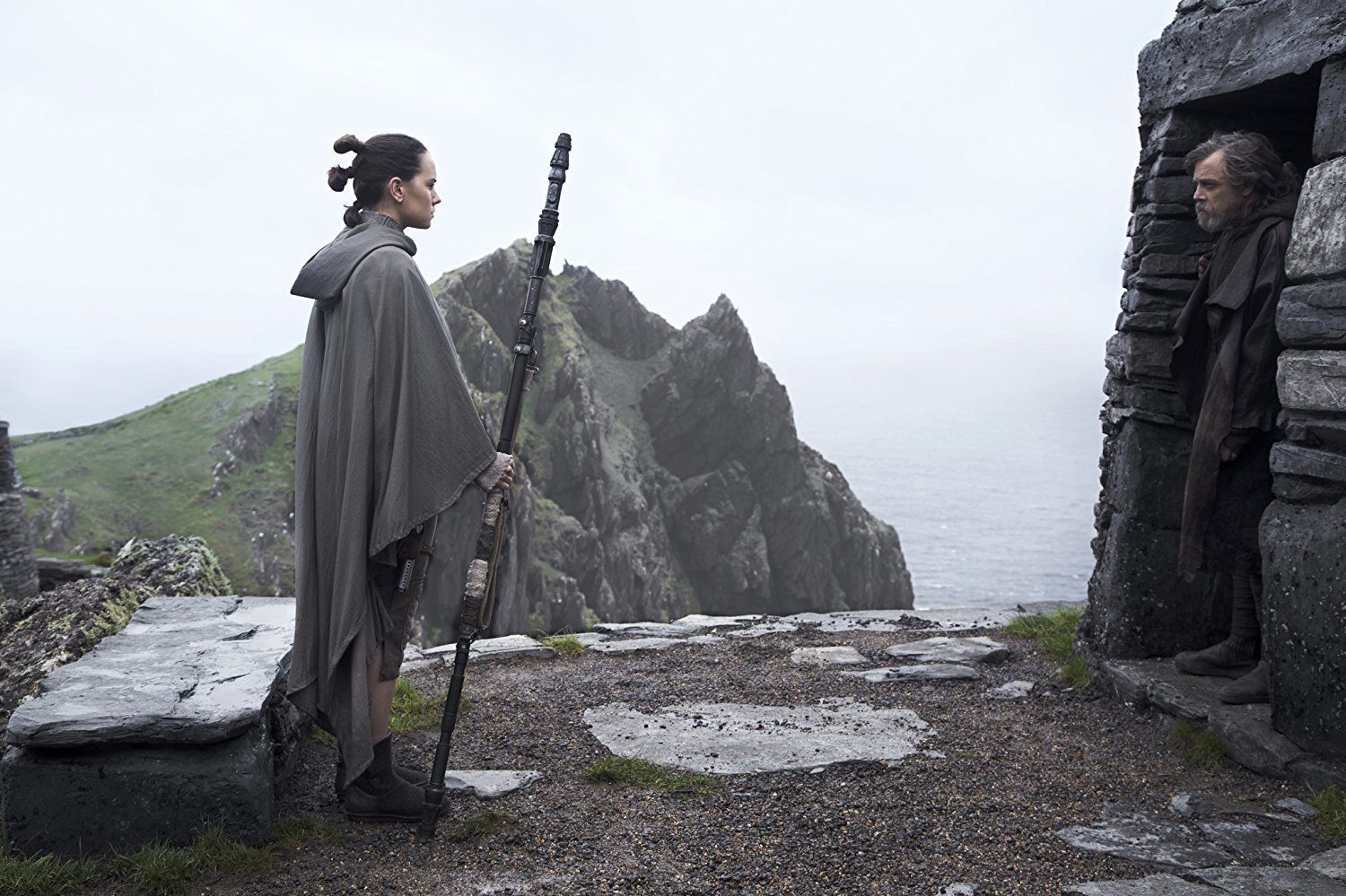Rian Johnson révèle des détails sur sa trilogie Star Wars abandonnée.