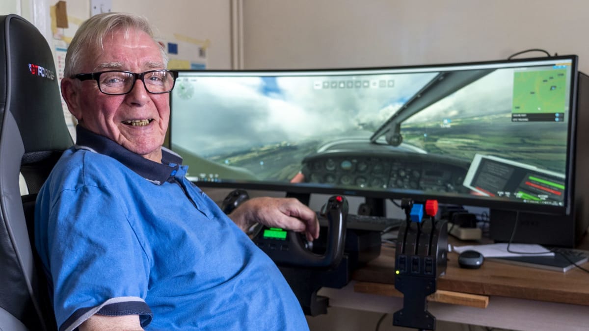 À 85 ans, ce papy vétéran de l'armée se remet à voler sur Flight Simulator