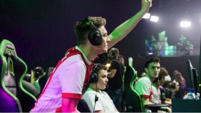 FIFA eWorld Cup : Un nouveau titre pour "Maestro" ? La fin des playoffs PS4 en LIVE !