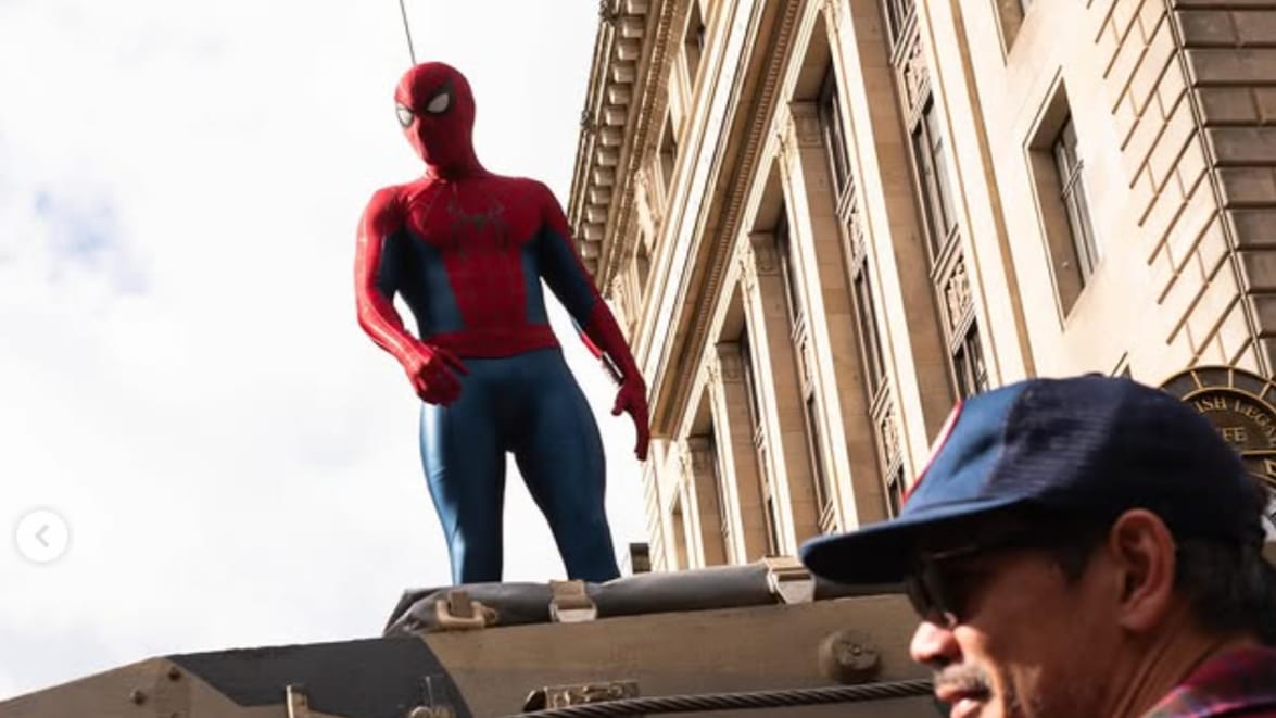 Les photos du tournage de Spider-Man: Brand New Day montrent Tom Holland aux commandes d'un tank