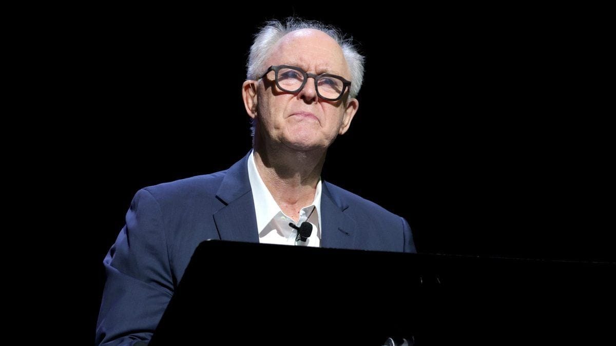 Oui, la série Harry Potter d'HBO inclura des scènes ne venant pas des livres originaux - et on a aperçu John Lithgow en Dumbledore