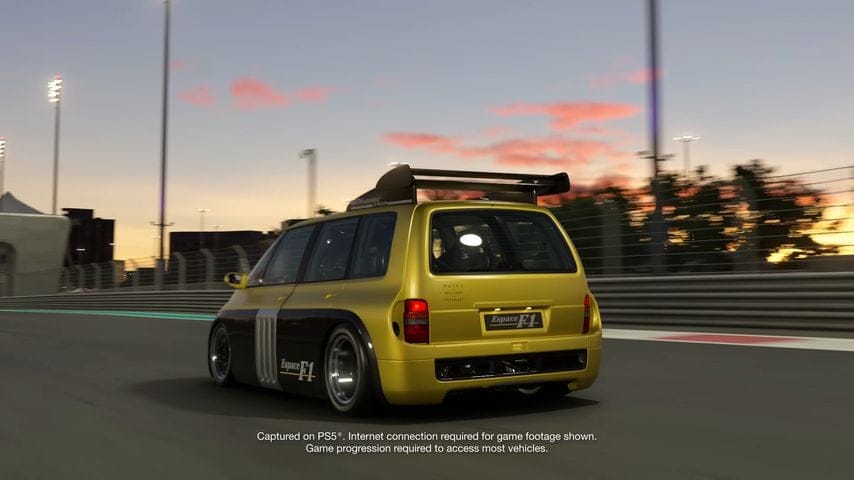 Gran Turismo 7 : le circuit de Yas Marina se dévoile, mais l'insolite Renault Espace F1 lui vole la vedette
