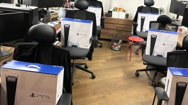 L'image du jour : Il offre 260 PS5 à ses employés !