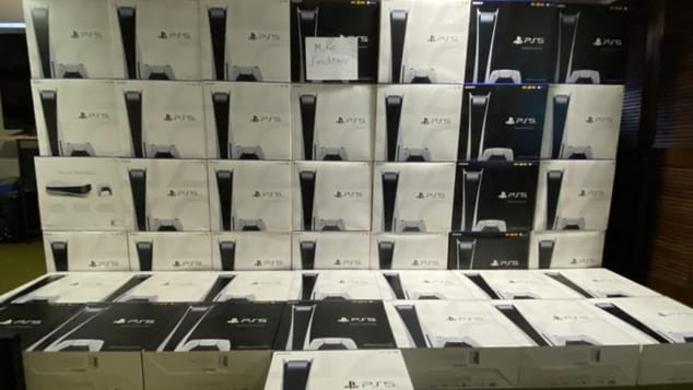 "Avoir une PS5 est un luxe", dit un scalper devant un mur de PS5