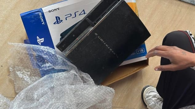 Tout ne se déroule pas bien pour ce joueur qui achète une PS5 sur Amazon mais reçoit finalement... une PS3 cassée dans... une boîte de PS4 !