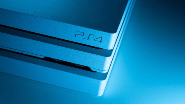 Un chanceux achète une PS4 pour 5 euros dans un magasin d’occasion, la branche chez lui et se retrouve avec sa toute première PlayStation fonctionnelle